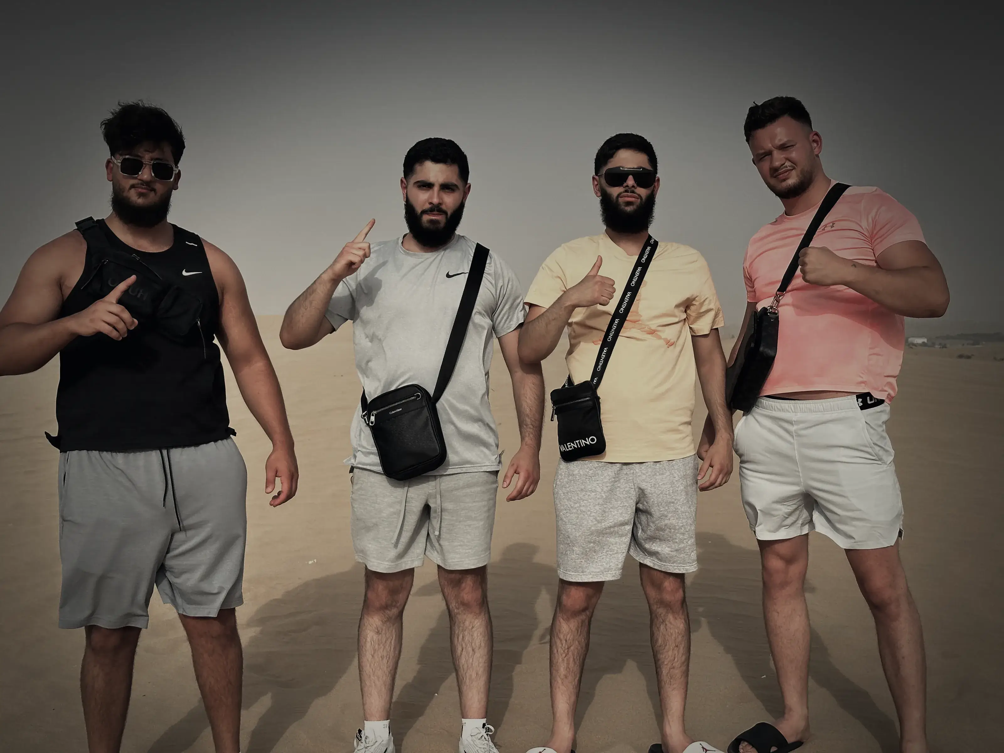 Vier Männer stehen gemeinsam in der Wüste